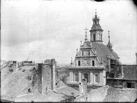 Szczyt ponad fasadą oraz wieża kościoła pojezuickiego na początku XX wieku